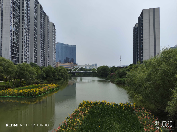 旗舰还是卷王？中端性能机型到底应该如何选择_新浪众测