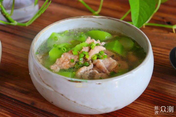 夏季营养美食：丝瓜瘦肉滚汤，开胃又健康！_新浪众测