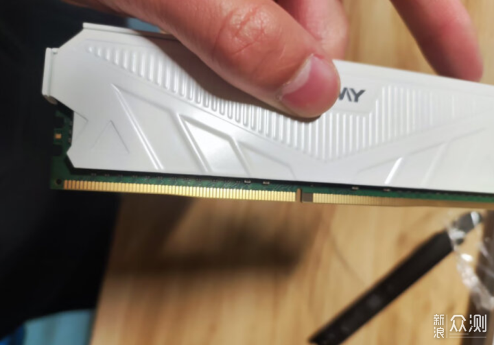 618再入299的光威天策单根32GB D4马甲内存条