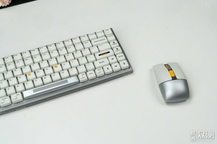 适合小姐姐使用的小巧面包体鼠标杜伽Hi Click