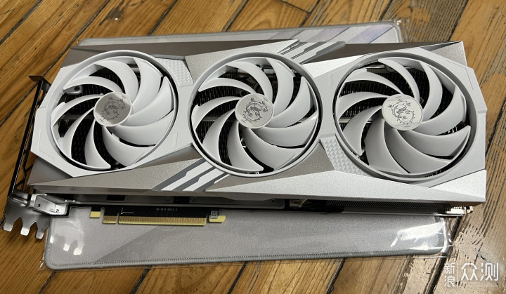 绝对冷酷的2K游戏之选 微星RTX4070Ti白龙显卡