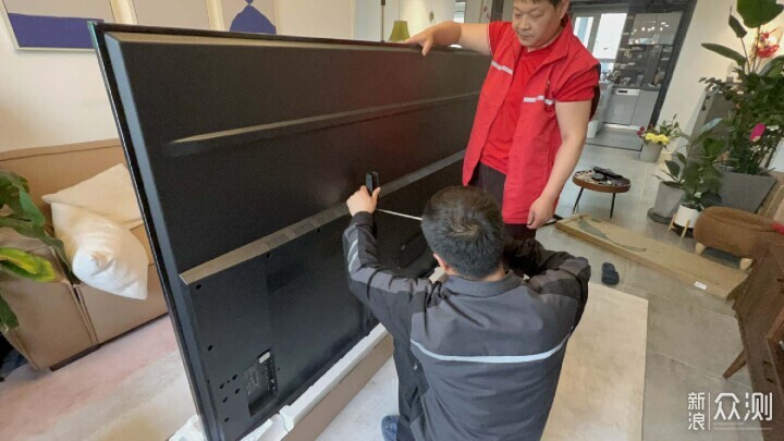 1万多买的百吋电视铺满墙是种什么体验_新浪众测