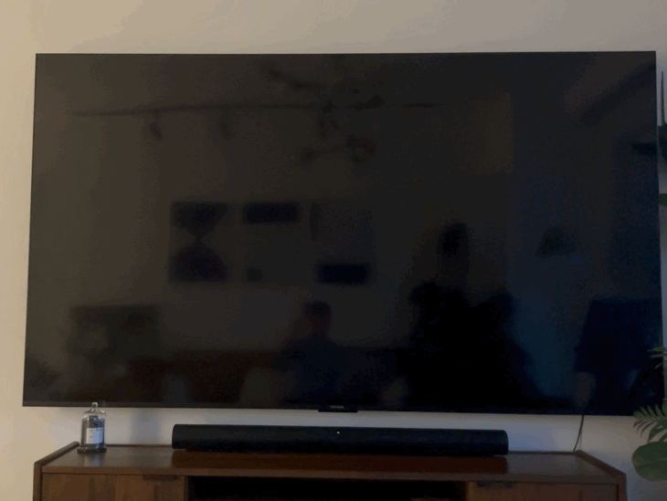1万多买的百吋电视铺满墙是种什么体验_新浪众测