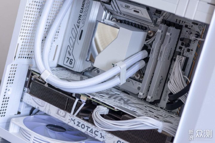 13代酷睿＋索泰RTX 4070 欧泊白打造Dream PC