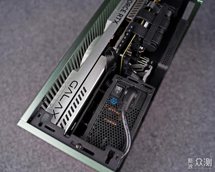 分形工艺 Terra 粽子款 ITX 机箱装机展示_新浪众测