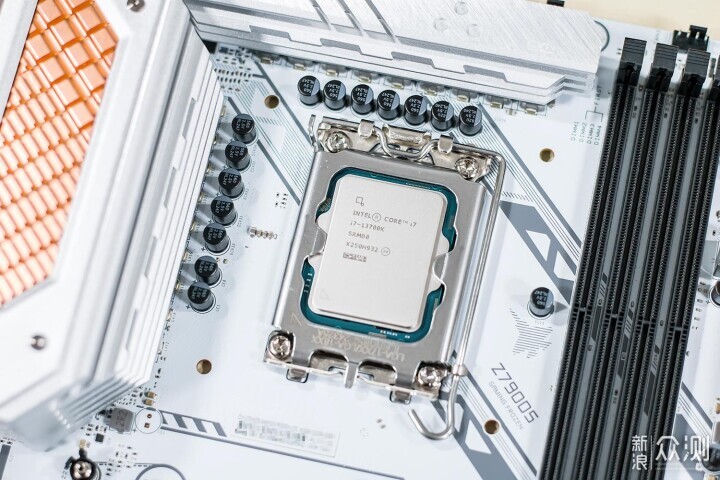 18相供电轻松超频，七彩虹CVN Z790D5主板评测_新浪众测