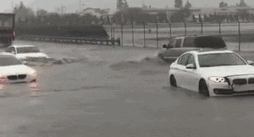 暴雨来袭，电动车可以涉水驾驶吗？牢记这五条