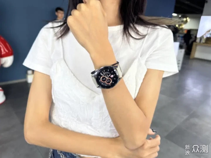 别瞎吃了，想瘦身搞一块轻体运动手表更有用