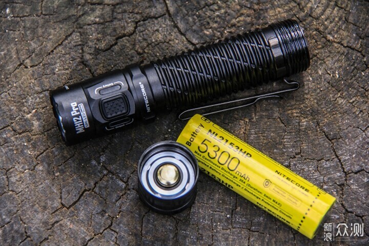 雨夜实测新灯珠：NITECORE MH12 Pro手电_新浪众测