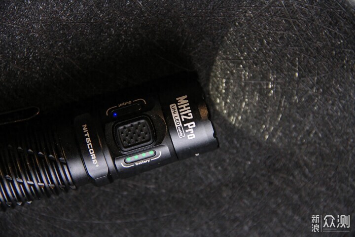 雨夜实测新灯珠：NITECORE MH12 Pro手电_新浪众测