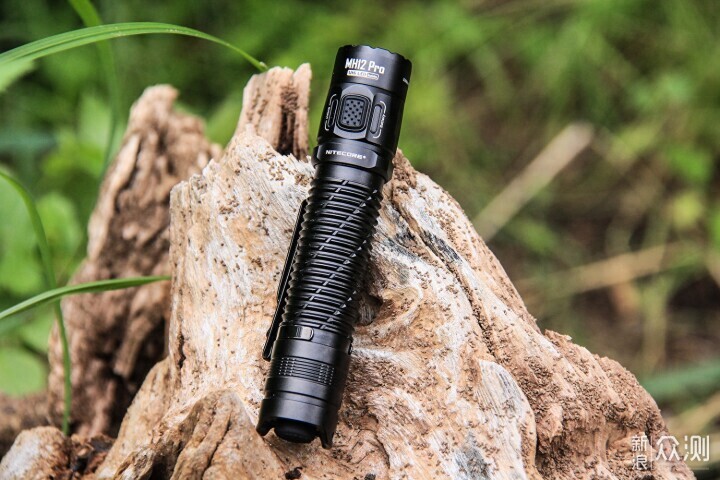 雨夜实测新灯珠：NITECORE MH12 Pro手电_新浪众测