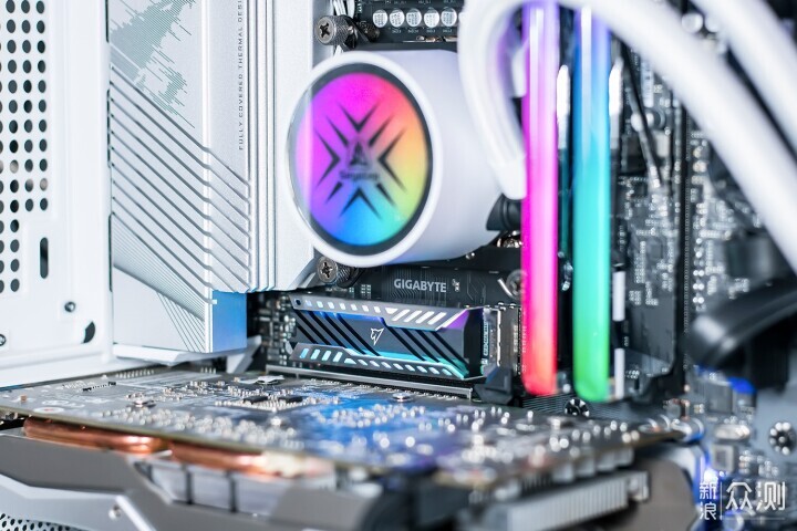 朗科NV3000 RGB固态硬盘：自带RGB动态灯效_新浪众测