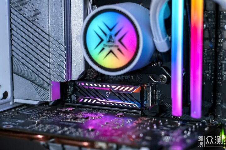 朗科NV3000 RGB固态硬盘：自带RGB动态灯效_新浪众测