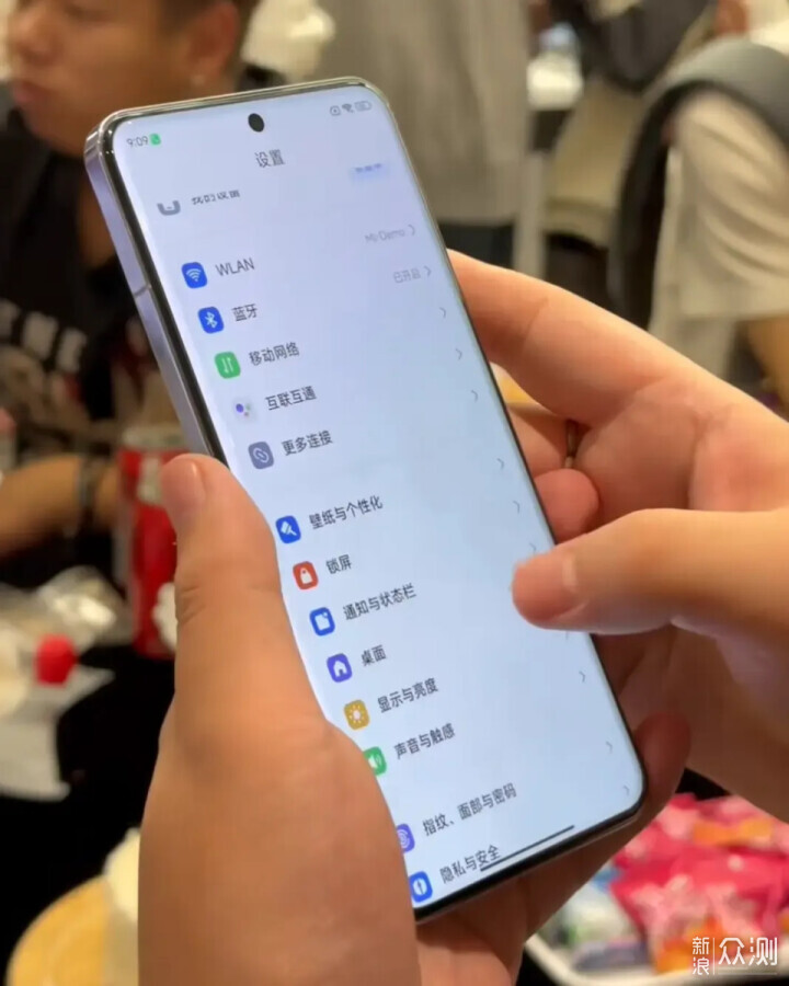 小米14Pro的四曲面屏，iPhone11早用过了？_新浪众测