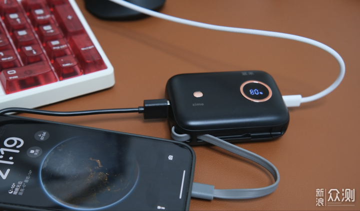 紫米IPhone15充电宝，小体积自带线，出行必备_新浪众测