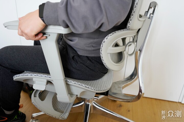 居家办公为老腰续命，这把人体工学椅值得买！_新浪众测