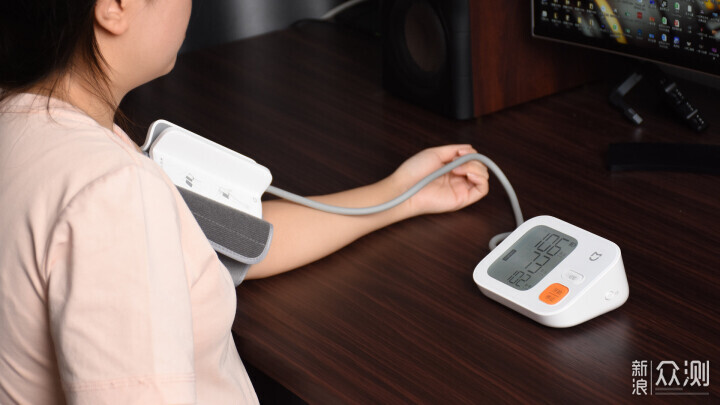 小米智能电子血压计：免绑袖带，大屏数显_新浪众测