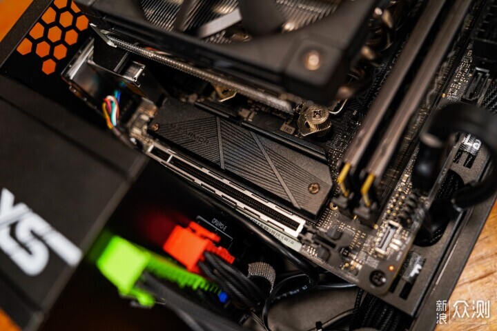 AMD 8600G打造书架上的 6.9Lmini影音主机_新浪众测