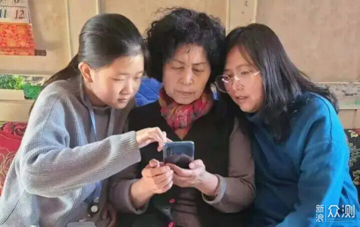 教长辈老人用手机，勤录“课程录像”很重要！_新浪众测