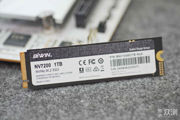 7200MB/s传输+超强控温，佰维NV7200 1TB SSD_新浪众测