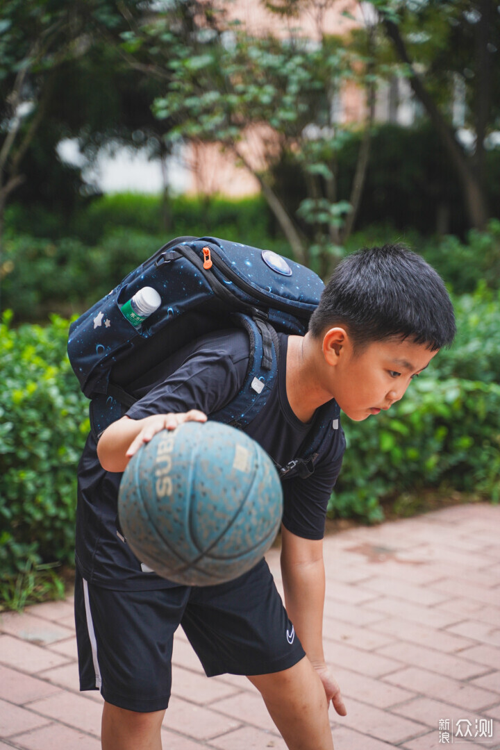 两款儿童护脊书包对比，孩子开学装备这么选！_新浪众测