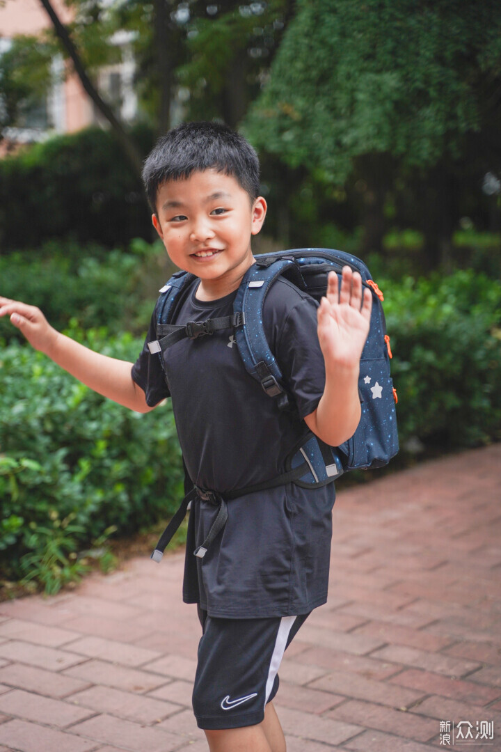 两款儿童护脊书包对比，孩子开学装备这么选！_新浪众测