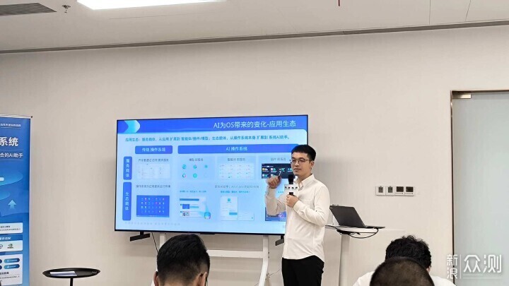 国产当自强，首款AI操作系统统信 AIOS发布_新浪众测