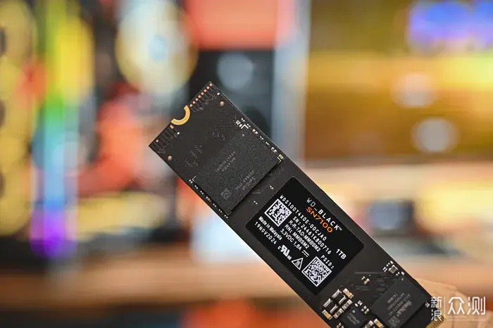 西部数据 WD_BLACK SN7100 NVMe SSD 开箱简测_新浪众测