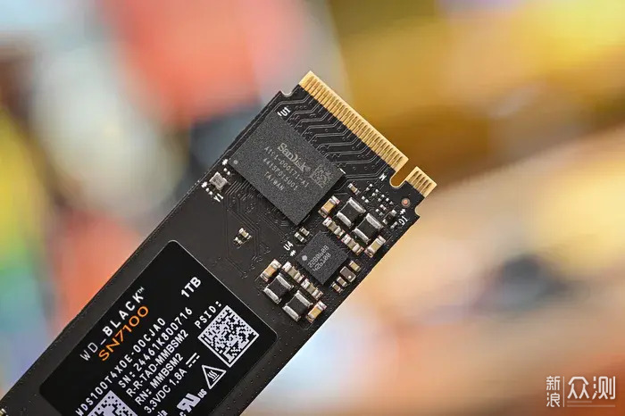 西部数据 WD_BLACK SN7100 NVMe SSD 开箱简测_新浪众测