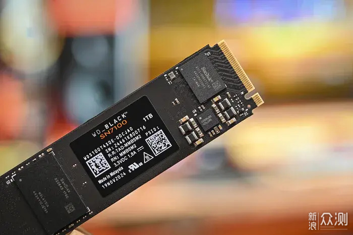 西部数据 WD_BLACK SN7100 NVMe SSD 开箱简测_新浪众测