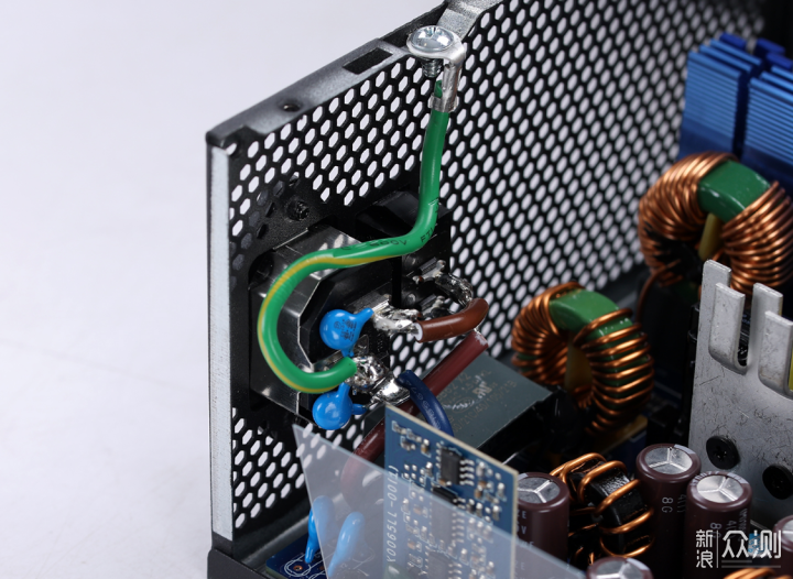 5090D用啥电源？安耐美金竞蝠GM1000W拆解实测_新浪众测