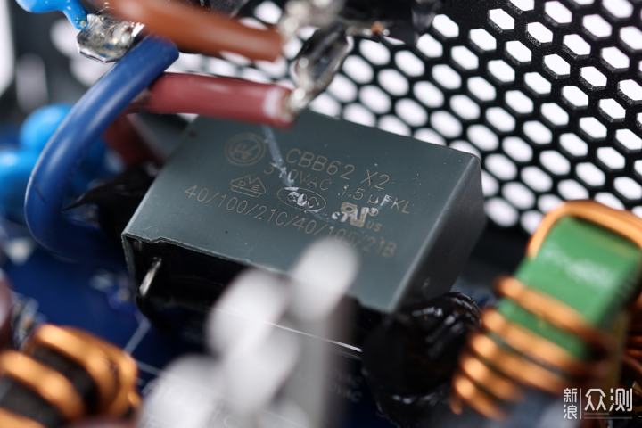 5090D用啥电源？安耐美金竞蝠GM1000W拆解实测_新浪众测