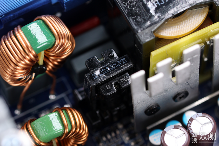 5090D用啥电源？安耐美金竞蝠GM1000W拆解实测_新浪众测