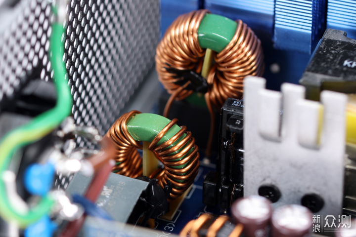 5090D用啥电源？安耐美金竞蝠GM1000W拆解实测_新浪众测
