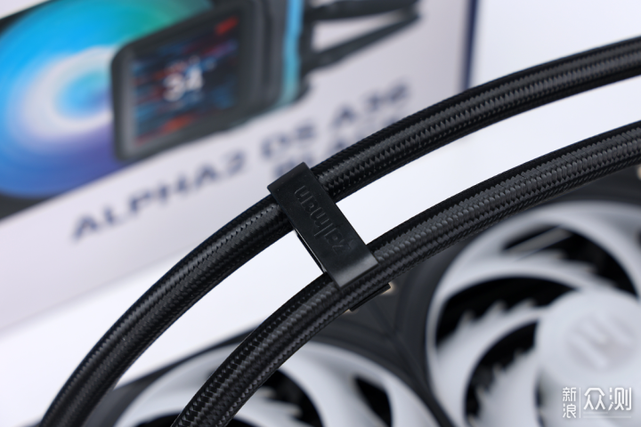把水冷屏幕摆上桌面！ALPHA2 DS 360水冷实测_新浪众测