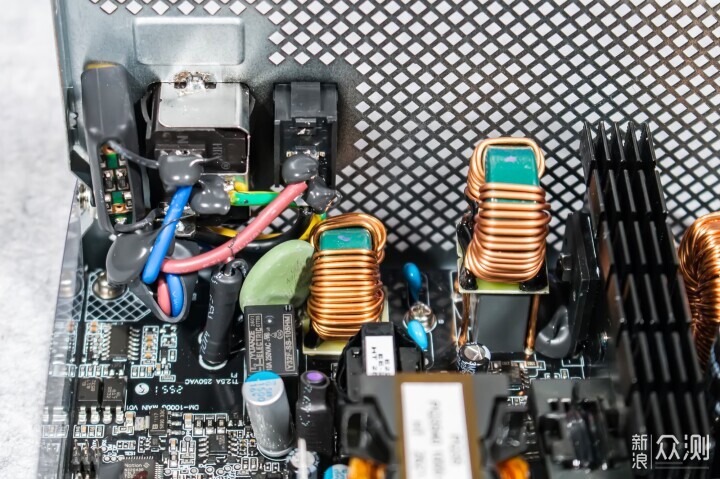 昆仑山海MU-1000GD数字电源拆解+装机实测_新浪众测