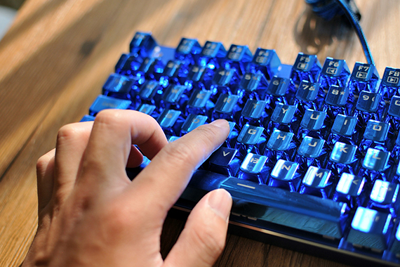 用过就瞧不上普通键盘了 雷神蓝血人机械键盘体验