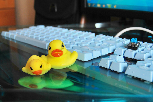 史上最强机械键盘浸水游戏实验—钛仑法老之鹰