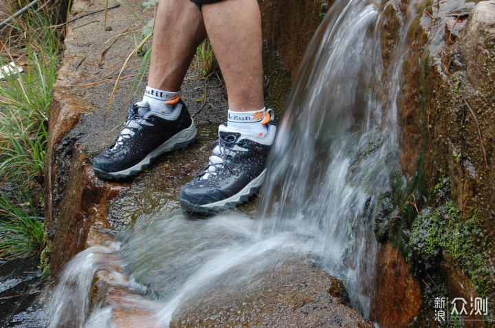 穿运动鞋趟水过河湿鞋图片