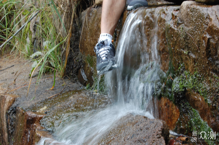 穿运动鞋趟水过河湿鞋图片