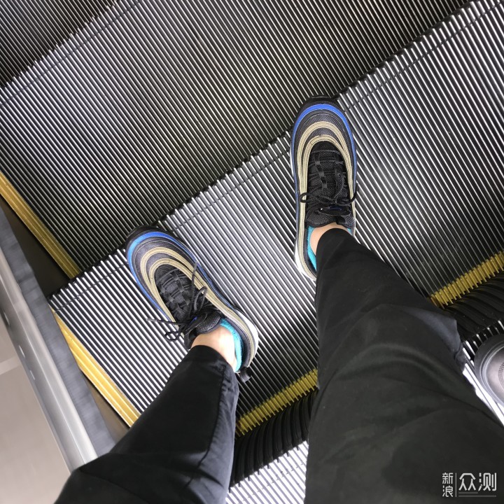 年末来晒发布22年的经典款Nike Air Max 97_新浪众测