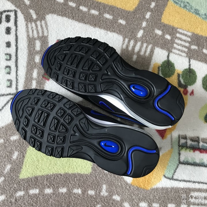 年末来晒发布22年的经典款Nike Air Max 97_新浪众测