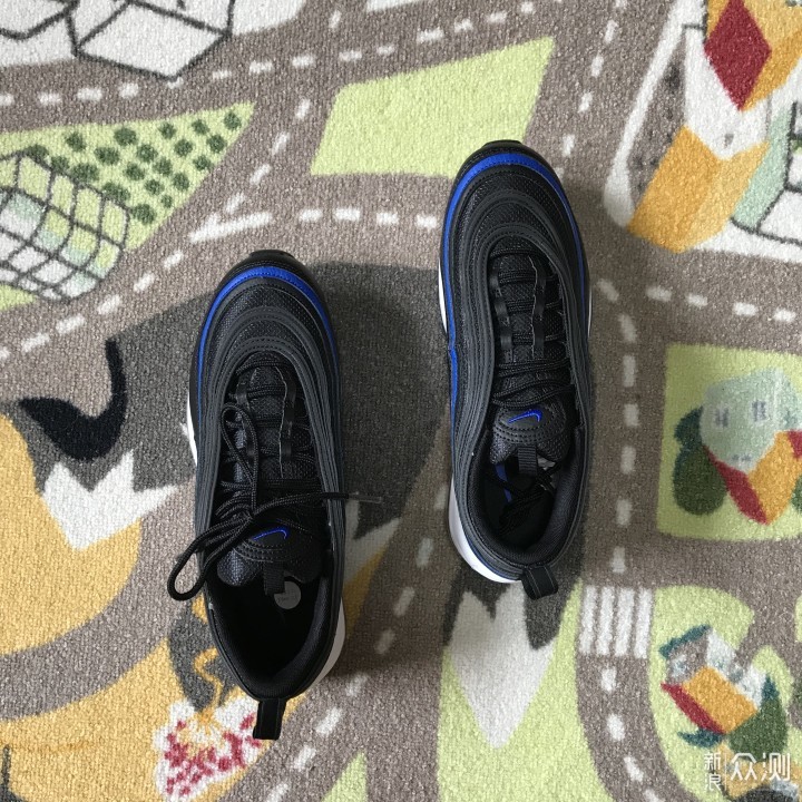 年末来晒发布22年的经典款Nike Air Max 97_新浪众测