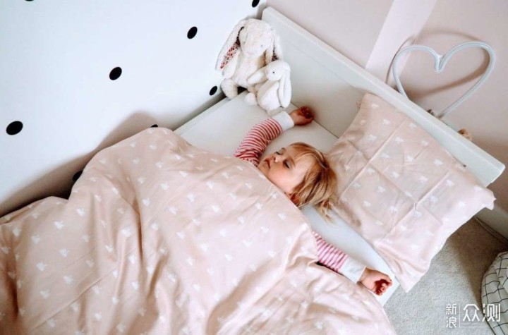 4岁女儿独立房间睡觉一年多，我怎么做到的？_新浪众测