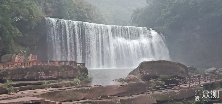 赤水丹霞景区惊艳赤水大瀑布（十丈洞景区）_新浪众测