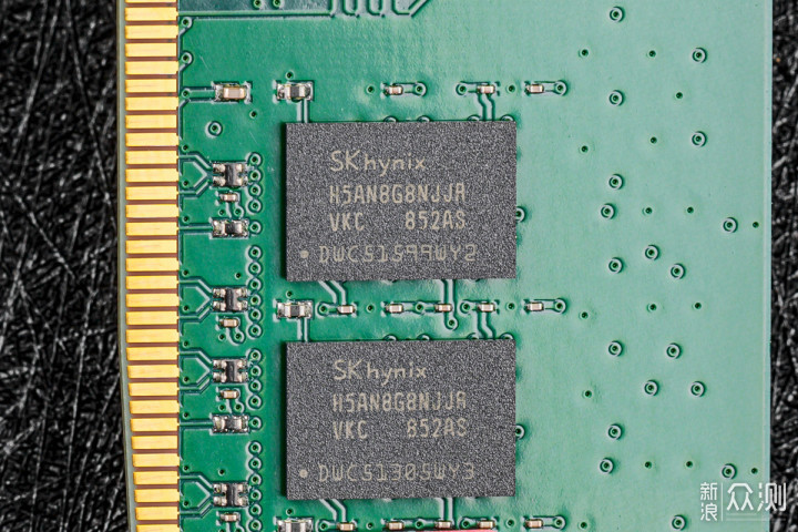 顆粒方面,酷獸ddr4 3200採用的是海力士的顆粒,編號為h5an8g8njjr