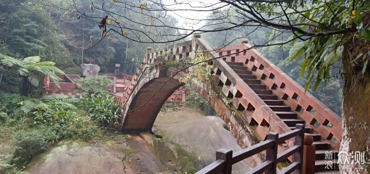 赤水丹霞景区惊艳赤水大瀑布（十丈洞景区）_新浪众测