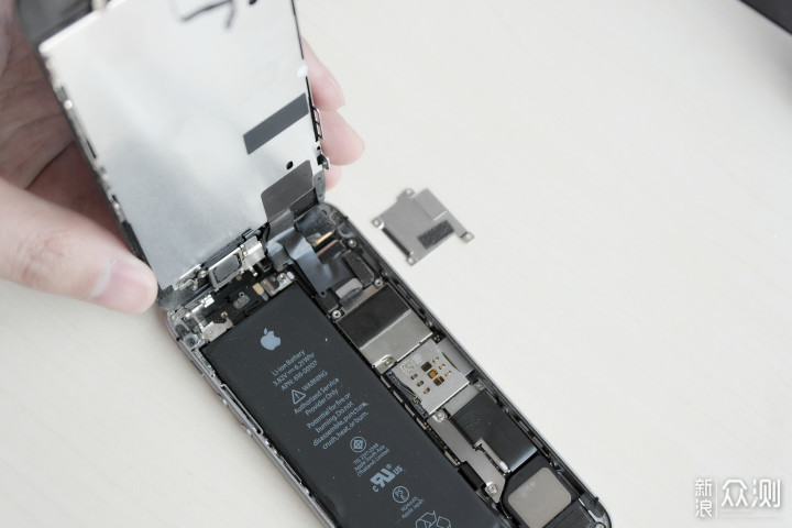 翻车了！iPhoneSE更换电池搭进去了一块屏幕_新浪众测
