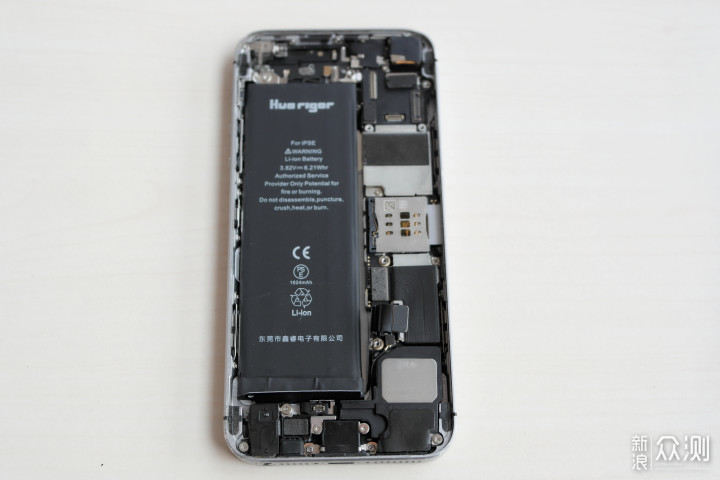 翻车了！iPhoneSE更换电池搭进去了一块屏幕_新浪众测