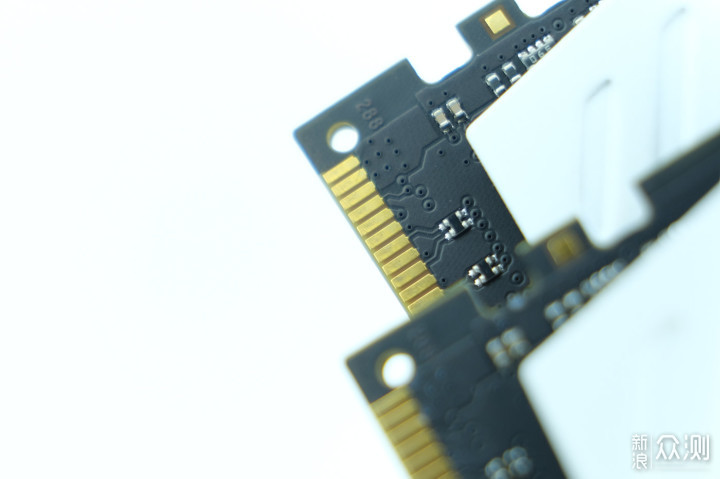 十铨 Delta DDR4 3000 8Gx2 RGB内存套装评测_新浪众测